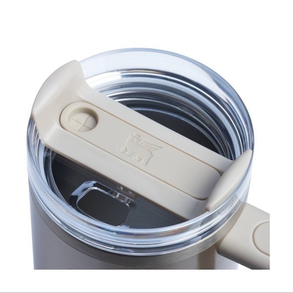 Stanley & e.l.f. Quencher H2.0 FlowState Tumbler - Picture 3 of 4